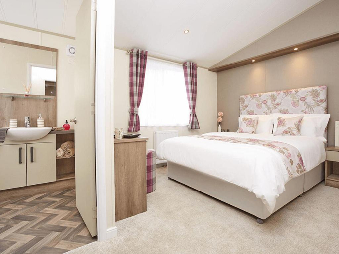 5, Limetree Lodge 2 with Pets Welcome at Riverside Leisure Park, Northumberland