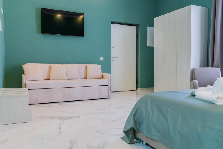 Others 4, Le Suite, Crotone