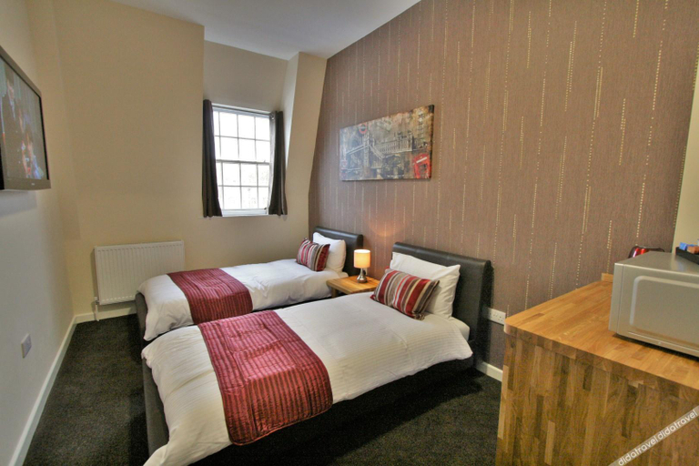 Bedroom 2, Central Hotel Gloucester by RoomsBooked, Gloucestershire