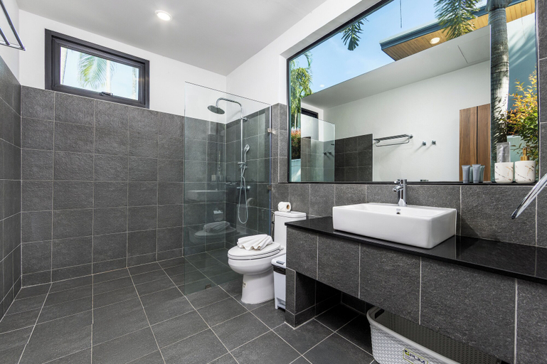 Bathroom 5, Baan Bua Estate by Tropiclook, Pulau Phuket
