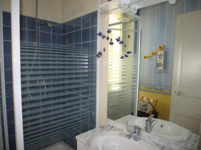 Bathroom, Villa in Port Blanc with Sea View, Côtes-d'Armor