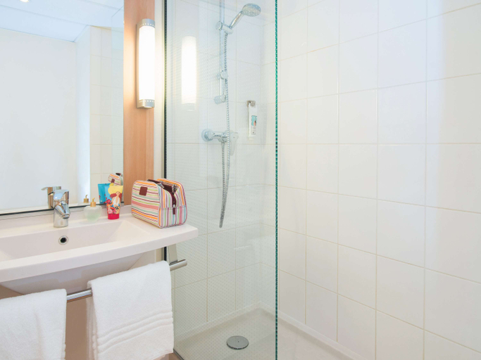 Bathroom 4, ibis Reims Tinqueux, Marne