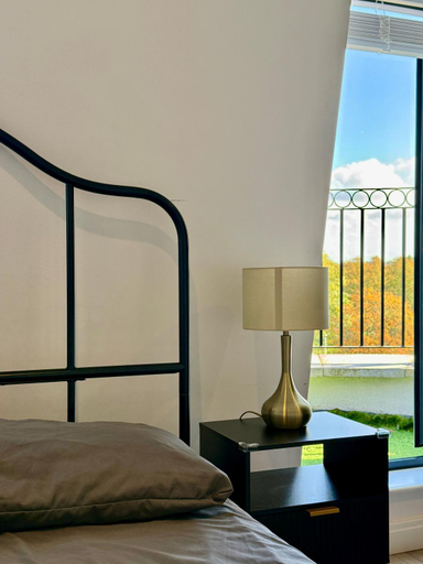 Others 2, Two rooms, Balcony, Private Bathroom, London