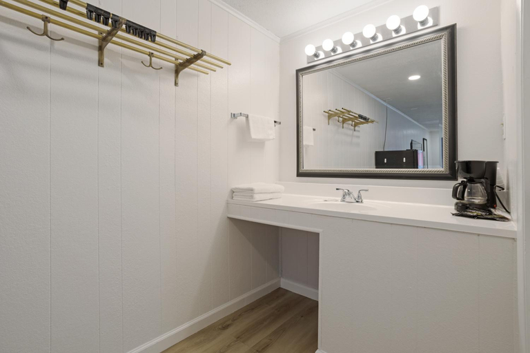 Bathroom 5, Highport INN, Grayson