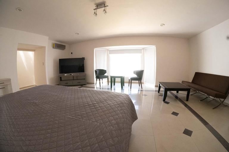 Others 4, 17, Suite for two people, Torreón