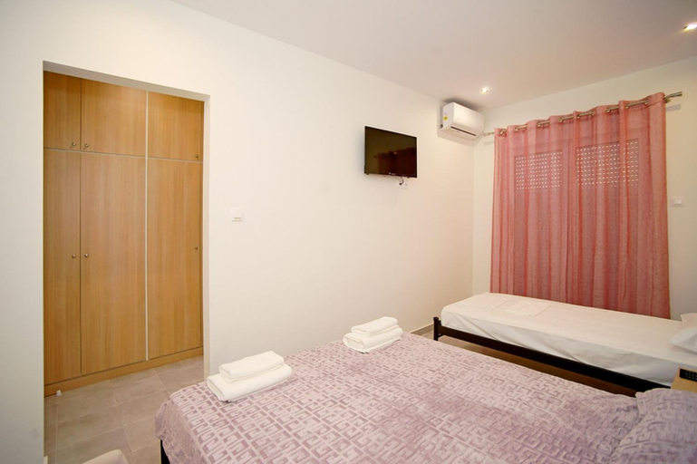 Others 3, Karnagio Rooms, Peloponnese