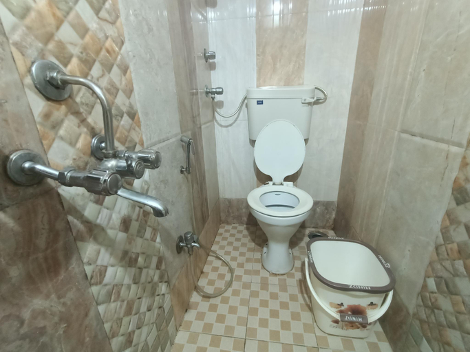 Bathroom 2, Hotel OVO Residency Near Masjid Bunder Station, Mumbai City