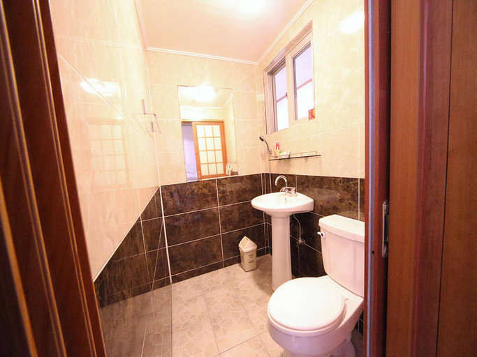 Bathroom 2, Gdygla Guesthouse, Jeju