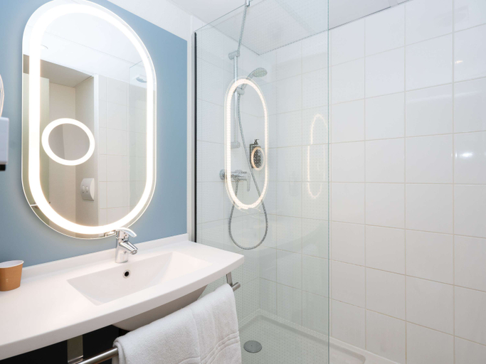 Bathroom 4, ibis Reims Tinqueux, Marne