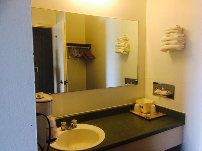 Bathroom 2, Budget Host Platte Valley Inn, Sedgwick