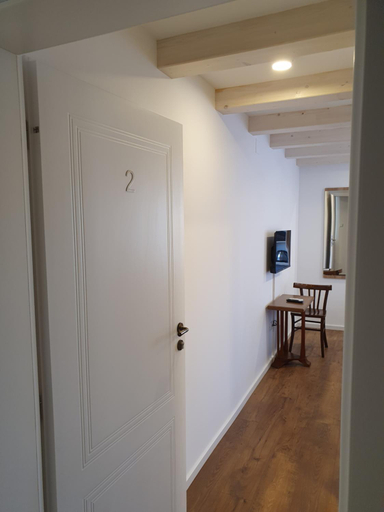 Others 4, Room CS Cres, Cres