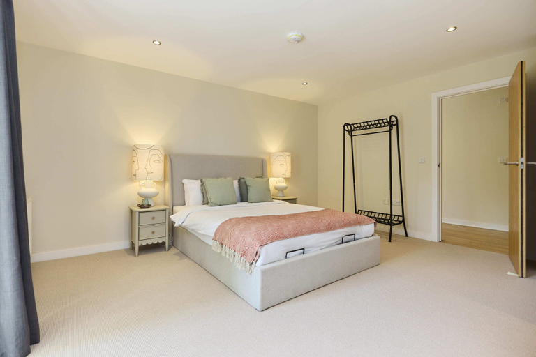 Room 2, Putney Terrace Apartment, London