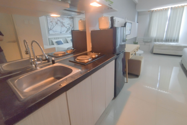 Others 2, Spacious and Modern Studio at Tanglin Supermall Mansion Apartment By Travelio, Surabaya