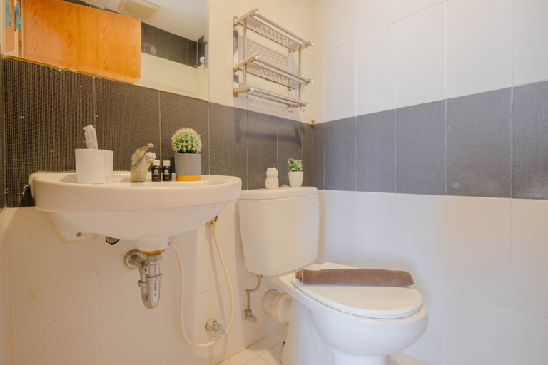 Bathroom, 2BR Apartment Connected to Mall at Cinere Bellevue Suites By Travelio, Depok