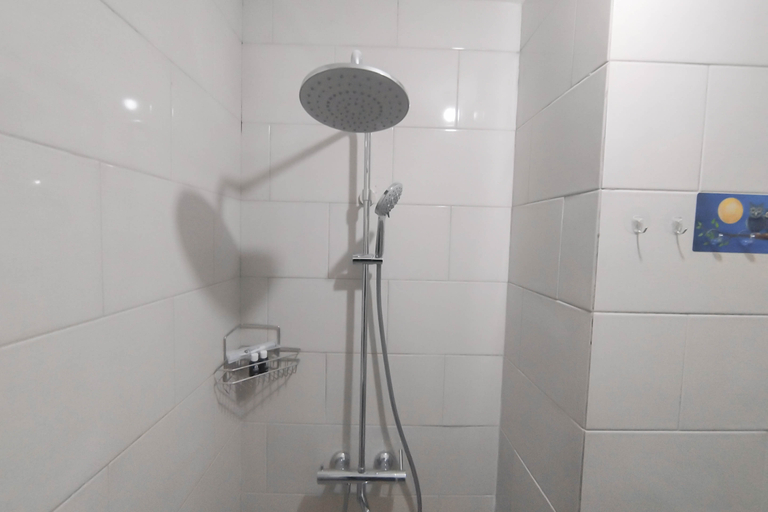 Bathroom 5, Studio near Mall (No Kitchen) at Benson Supermall Mansion Apartment By Travelio, Surabaya