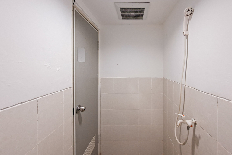 Bathroom 5, Pop Color Touch 2BR at Urbantown Serpong Apartment By Travelio, Tangerang Selatan