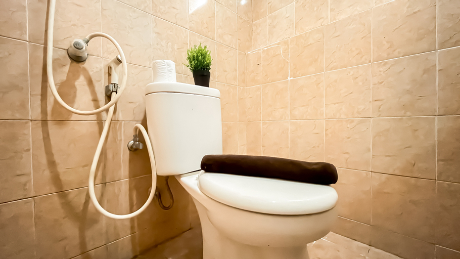 Bathroom 5, Simple Studio Room at Apartment Kebagusan City By Travelio, Jakarta Selatan