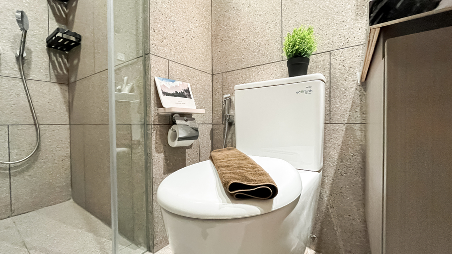 Bathroom 5, Strategic Studio at Antasari Place Apartment By Travelio, Jakarta Selatan