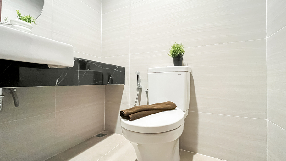 Bathroom 5, Modern and Tidy Studio Room at West Vista Apartment By Travelio, Jakarta Barat