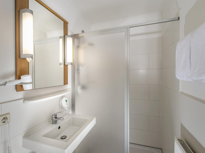 Bathroom 4, ibis Eisenach, Eisenach