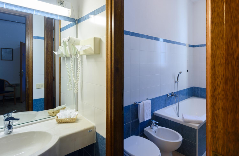 Bathroom 2, Hotel Italie Et Suisse, Verbano-Cusio-Ossola