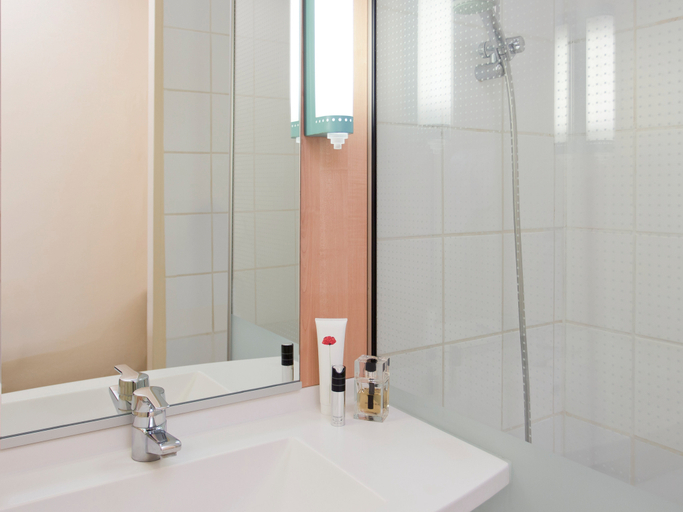 Bathroom 5, ibis Roanne, Loire