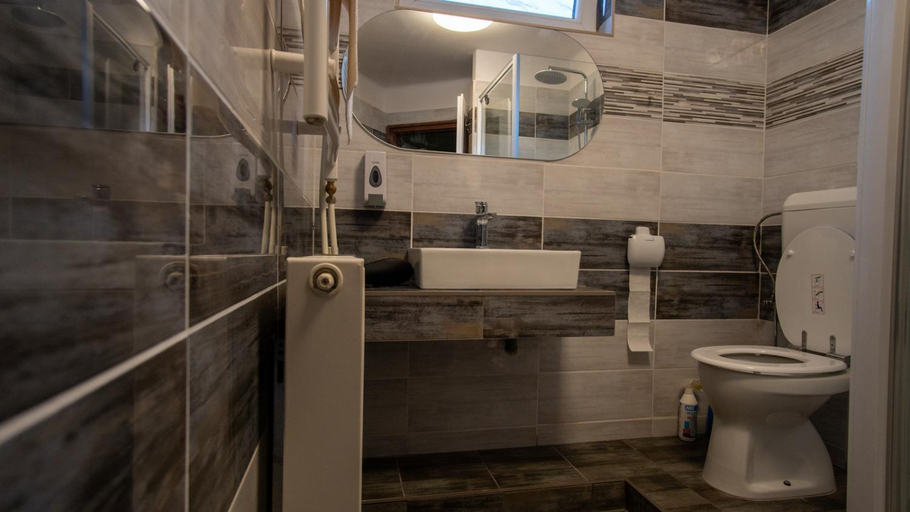 Bathroom, Sziklakert Vendeghaz, Sátoraljaújhely