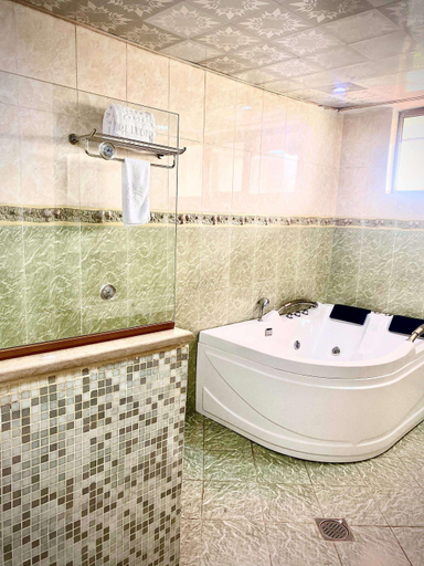 Bathroom 5, De Leopol Hotel, Addis Abeba