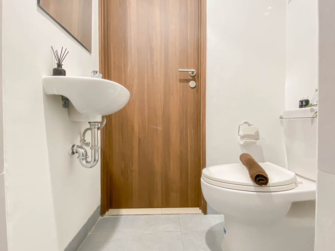 Bathroom 5, Soft Ivory Studio at Royal Sentul Park Apartment  By Travelio, Bogor