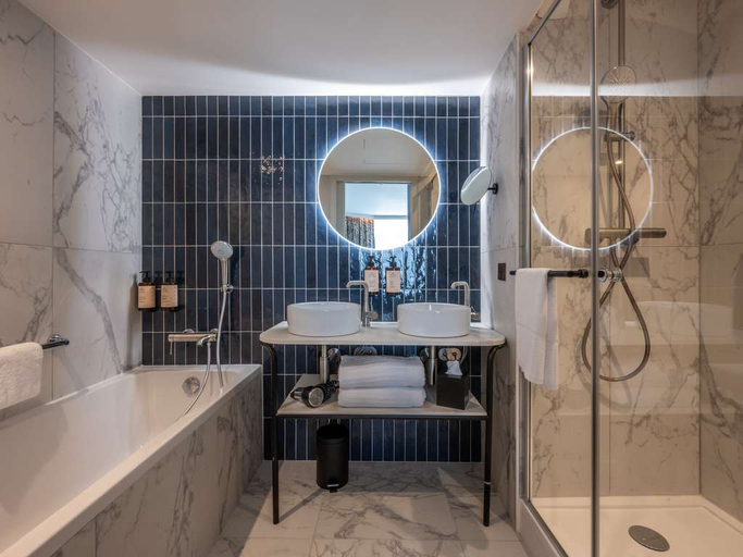 Bathroom 5, Mercure La Rochelle Vieux-Port Hotel, Charente-Maritime