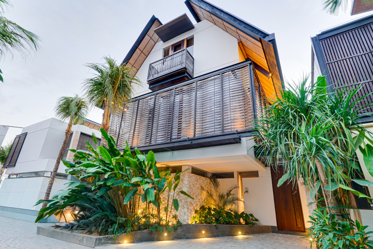 Exterior & Views