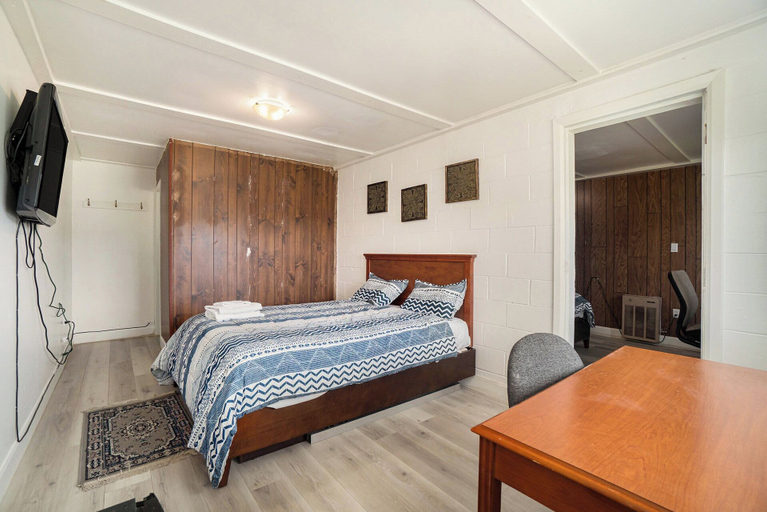 Room 2, PALMERSTON LAKE MOTEL, Frontenac