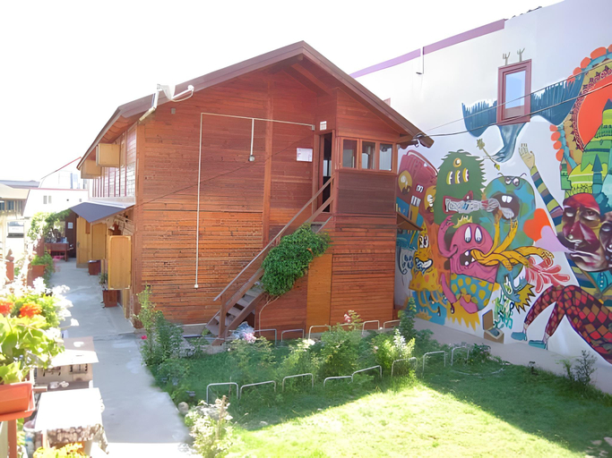 Others 5, Elga´s Punk Rock Hostel, Limanu