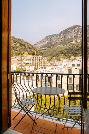 Others 2, Residenza Ester, Salerno