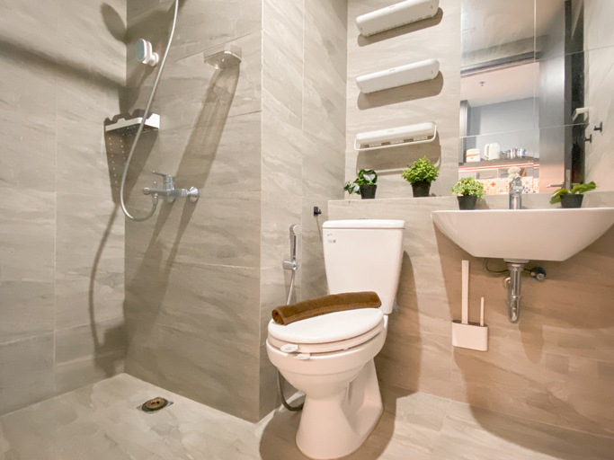 Bathroom 5, Cozy and Functional 1BR at Apartment Collins Boulevard By Travelio, Tangerang