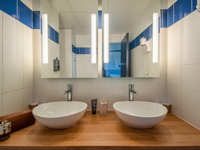 Bathroom 5, ibis Styles Toulouse Blagnac Airport, Haute-Garonne