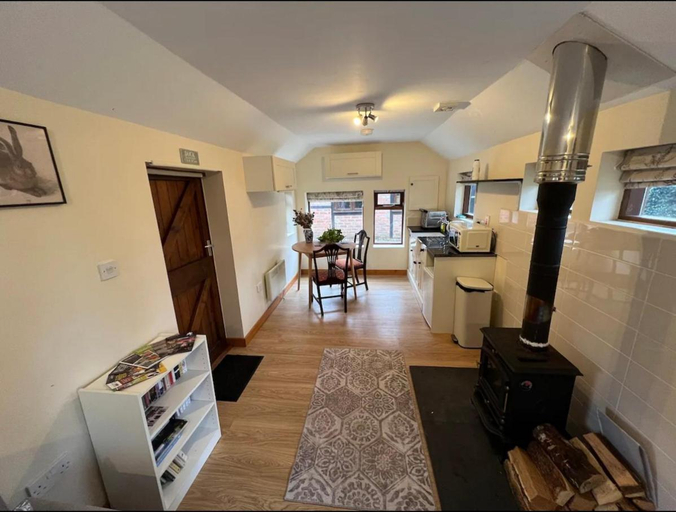 Others 4, Cottage in Jacobean Farmhouse grounds, Worcestershire