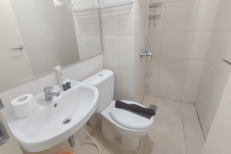 Bathroom 5, Spacious and Modern Studio at Tanglin Supermall Mansion Apartment By Travelio, Surabaya