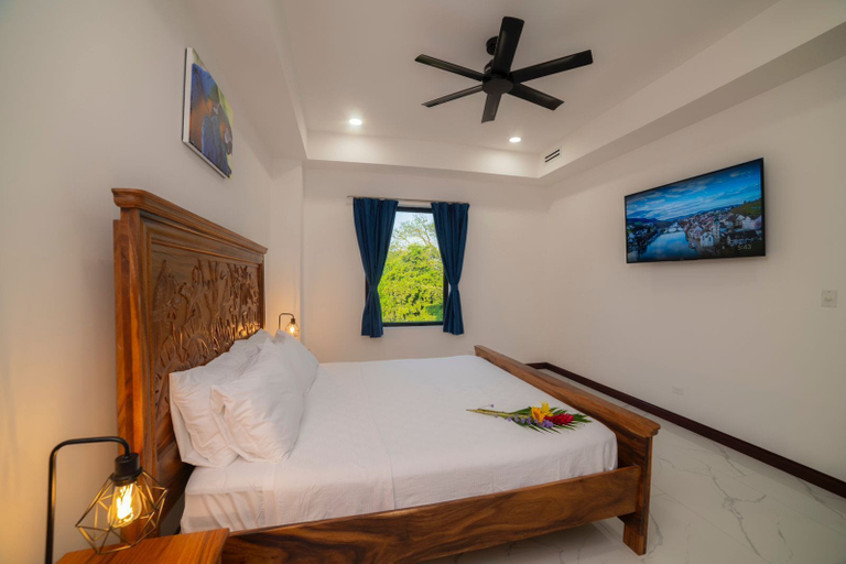 Room 4, Casa Maverick, Garabito