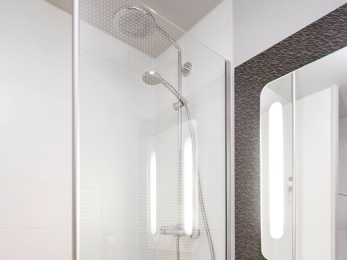 Bathroom 5, ibis Roanne, Loire