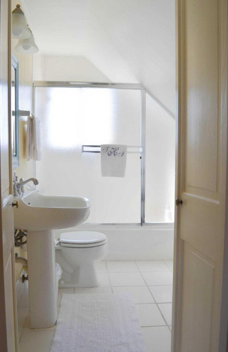 Bathroom 3, Headlands Inn Bed and Breakfast, Mendocino