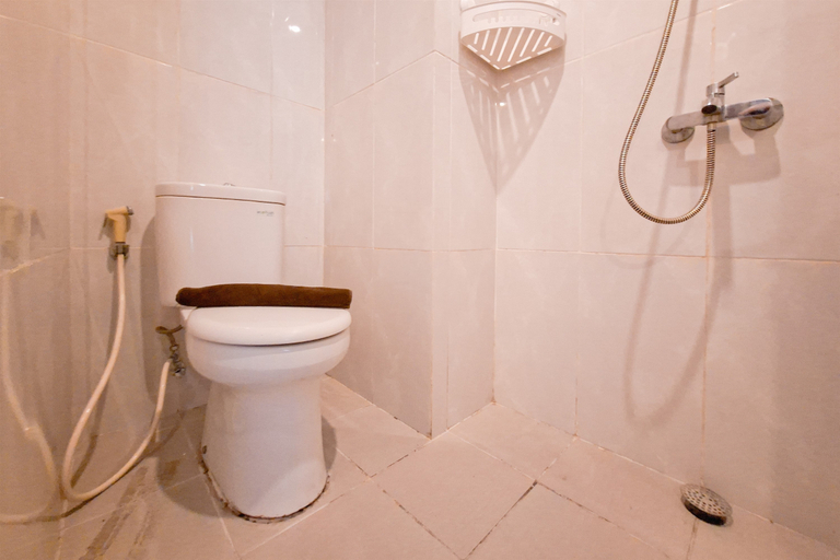 Bathroom 5, Warm Studio at Serpong Garden Apartment By Travelio, Tangerang