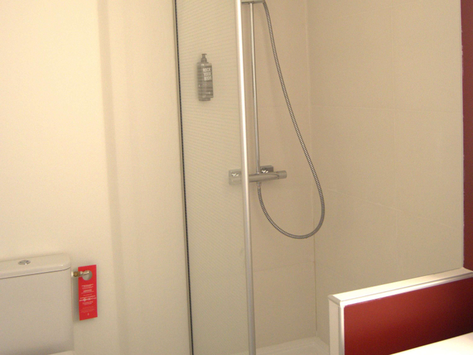 Bathroom 5, ibis Égletons, Corrèze