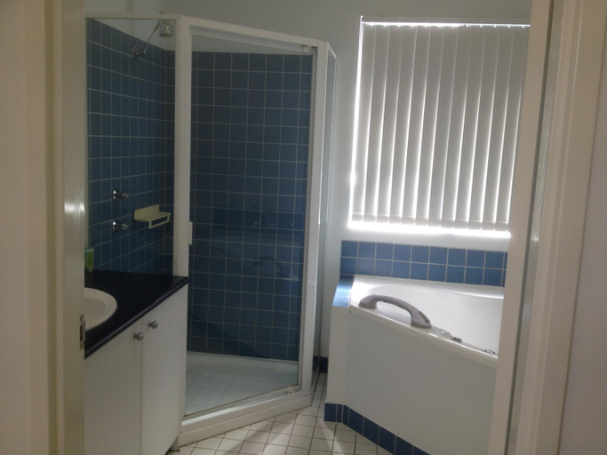 Bathroom 2, Mandurah Ocean Marina Chalets, Mandurah
