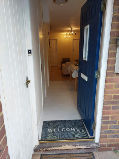 Others 5, Vibrant Single Room only for one adult, London