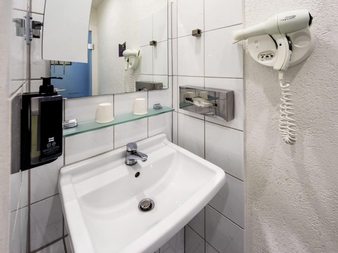 bathroom 4