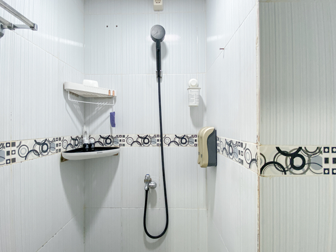 Bathroom 5, Cozy Studio (No Kitchen) at Belmont Residence Puri Apartment By Travelio, West Jakarta
