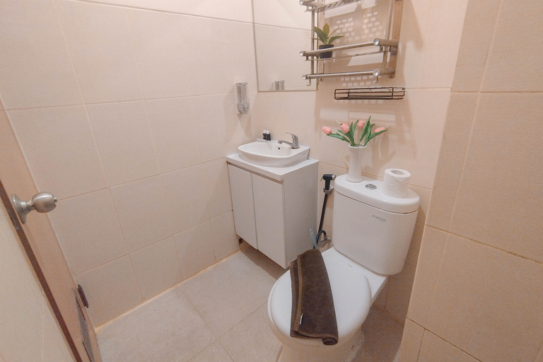 Bathroom 5, Modern Look Studio near IPH School at Bale Hinggil Apartment By Travelio, Surabaya