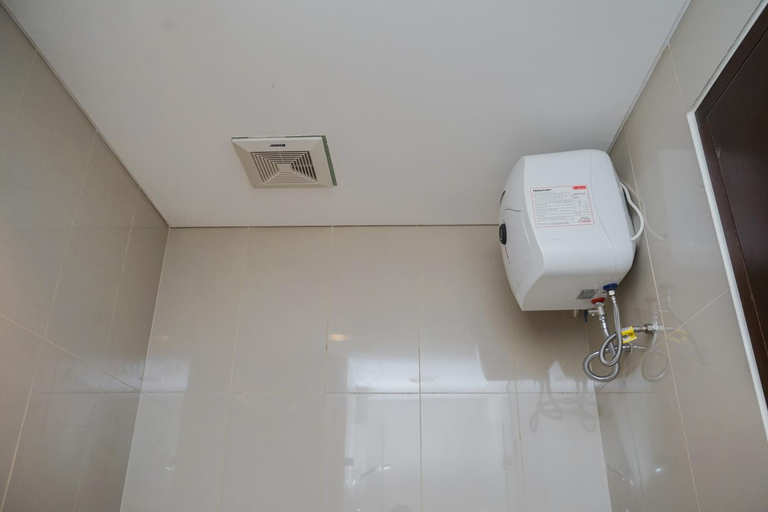 Bathroom 3, Nice 1BR at M-Town Signature Apartment By Travelio, Tangerang