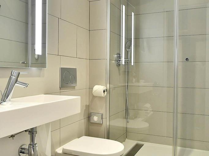 Bathroom, Mercure Paris Gare de l'Est Magenta, Paris